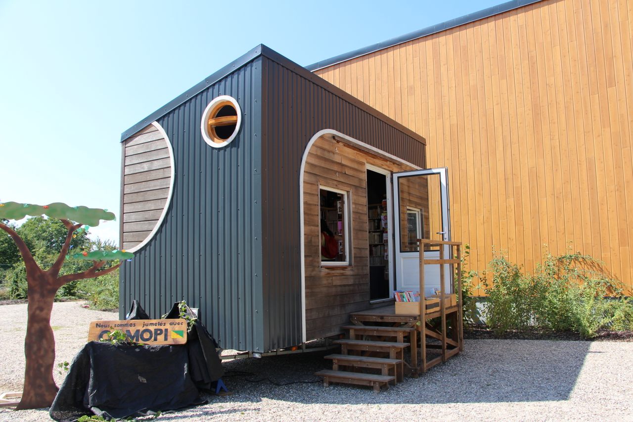 A little clever engineering turned a tiny house into a roving bookstore. 