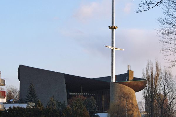 Mast-shaped cross, or vice-versa