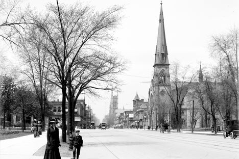 A section of Woodward Avenue circa 1910.