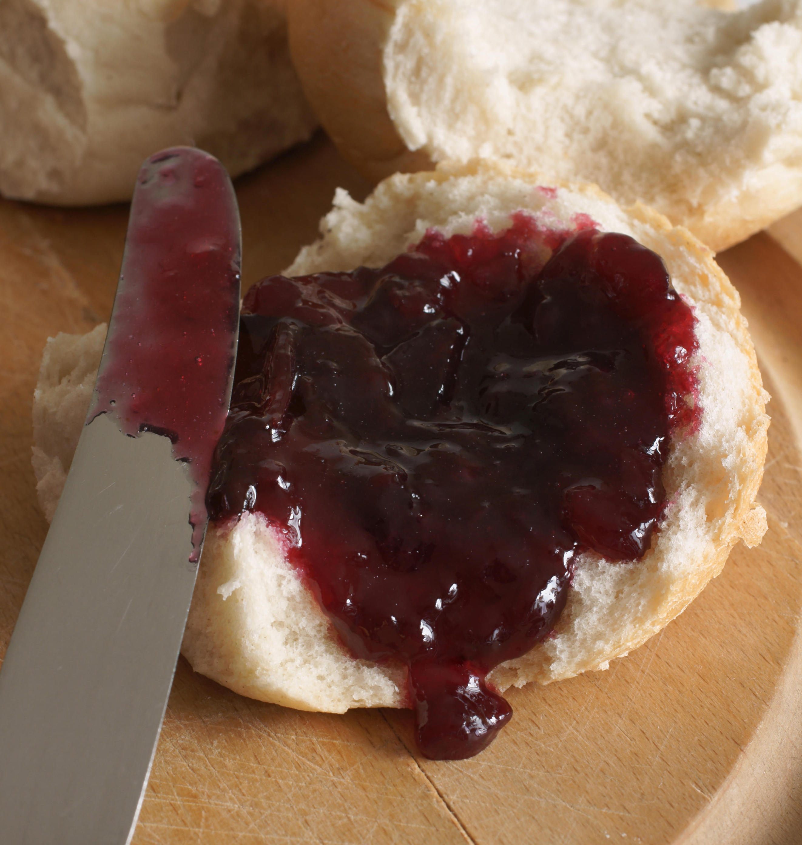 Do smarowania chleba lub tostów używaj dodatkowych konfitur ze śliwki jarzębatej.