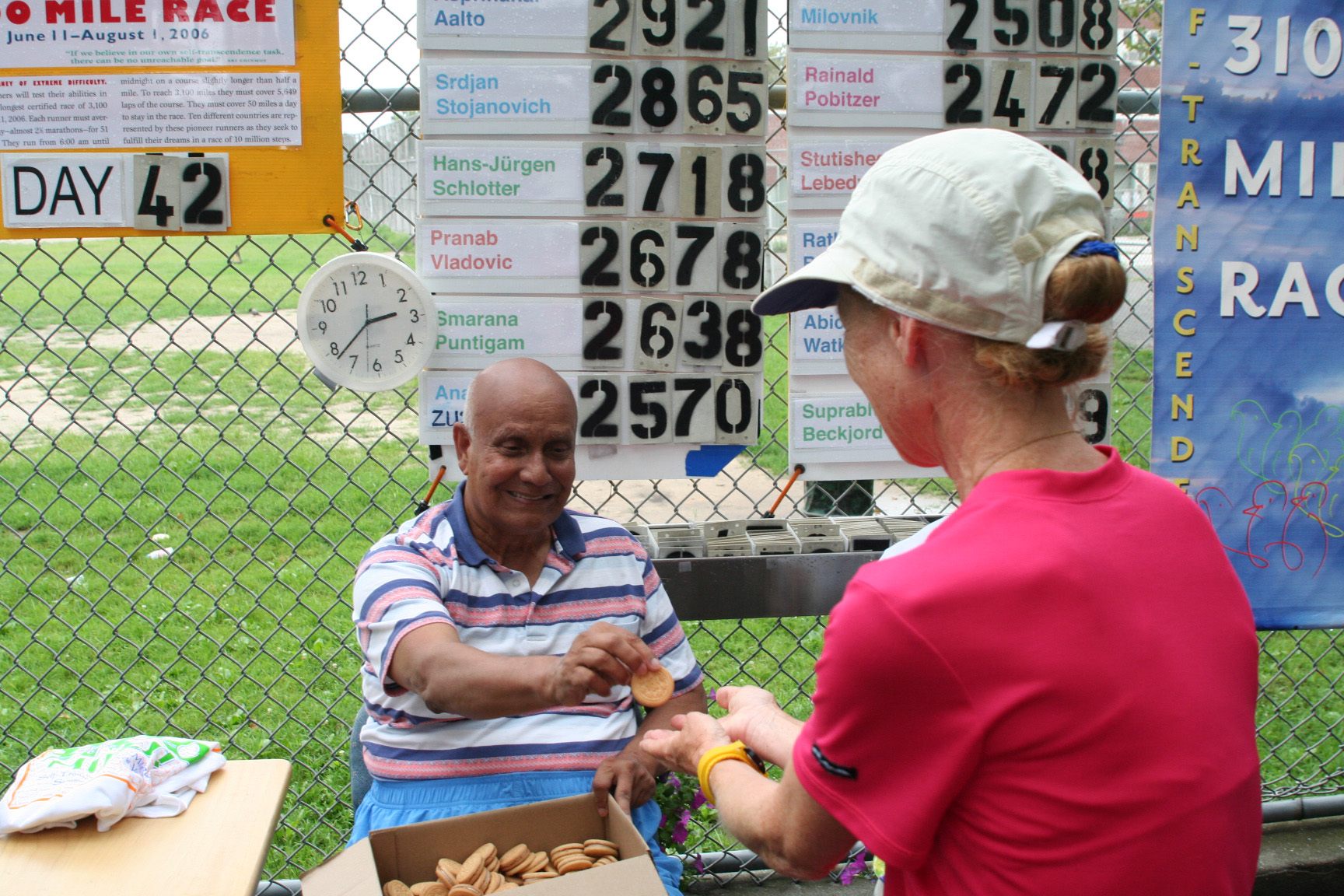 Sri Chinmoy hands Beckjord a cookie, 42 days into 2006's race.