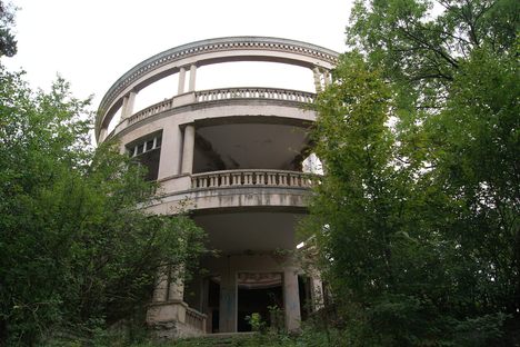 The beautiful circular villa is now in ruins. 