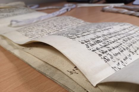 A page from the archives of Ely, likely describing very petty thefts and also murder.