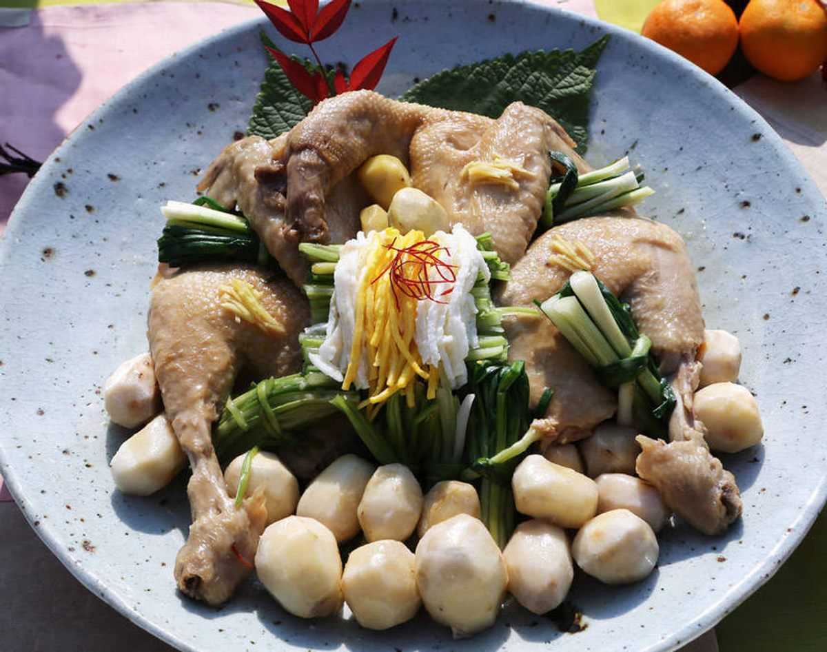 One recipe from <em>Eumsik-dimibang</em> consists of chicken cooked with taro, garnished with green onion, Korean leeks, and shredded fried egg.