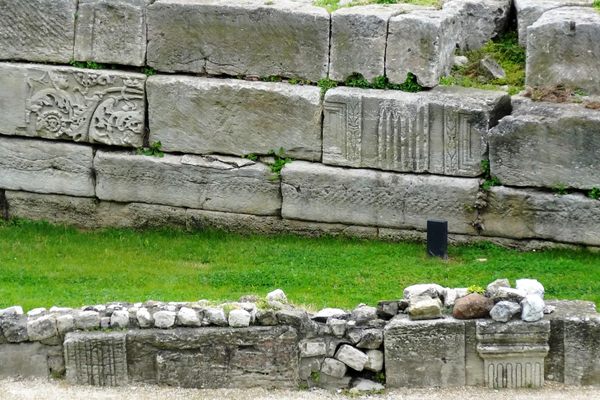 Jardin des Vestiges - ancient quay with re-use