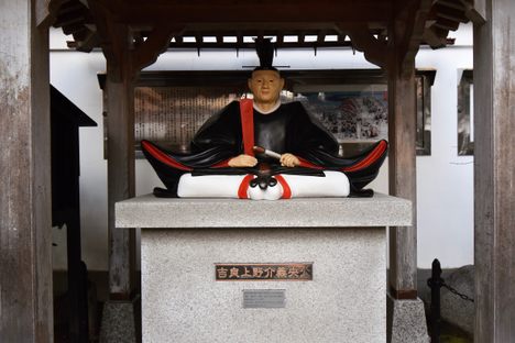 The seated statue of Kira Yoshinaka.