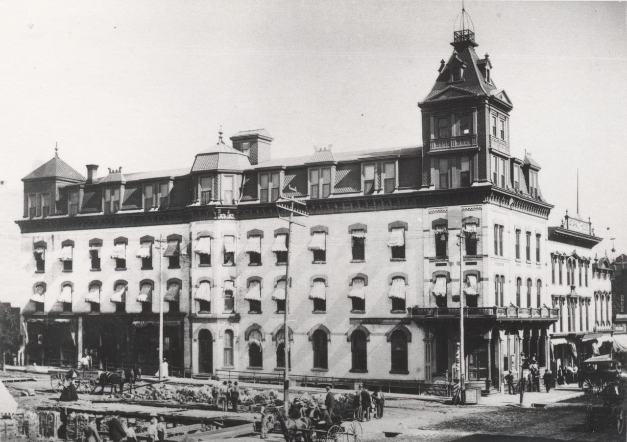 The Cataract House Hotel offered luxury in a frontier town.