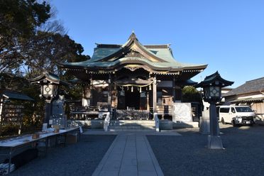 Walk through the main gate to the shrine.