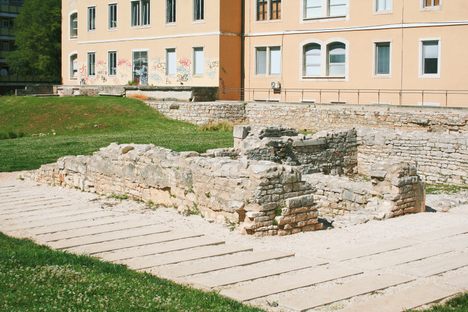 A closer look at the excavation, from the left side of Kandlerova ul