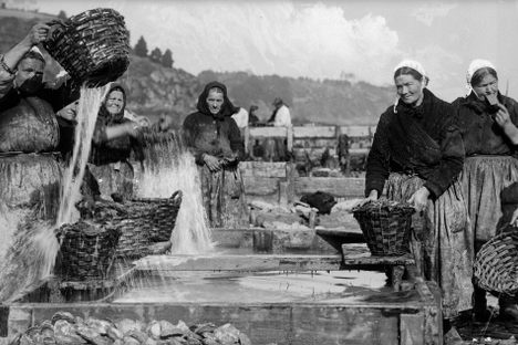 Women returning from the oyster parcs.