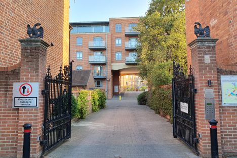 The entrance at Walton Well Road near Longworth Road.
