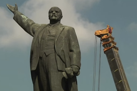Ukraine Removes Massive Lenin Statue For Online Audience of Thousands