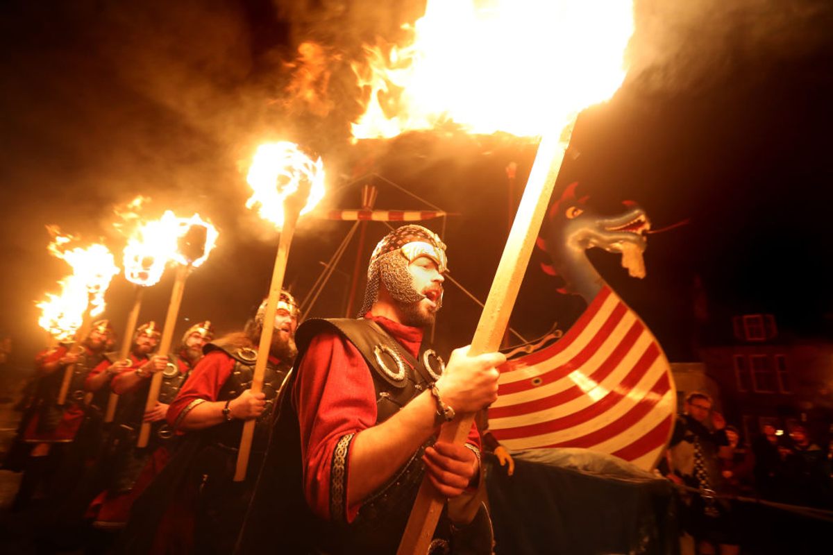 El escuadrón Guizar Jarl marcha antes de que se queme la galera durante Up Helly Aa, un festival con temática vikinga que tiene lugar a finales de enero en Lerwick, en el extremo norte de Escocia.  (2020)
