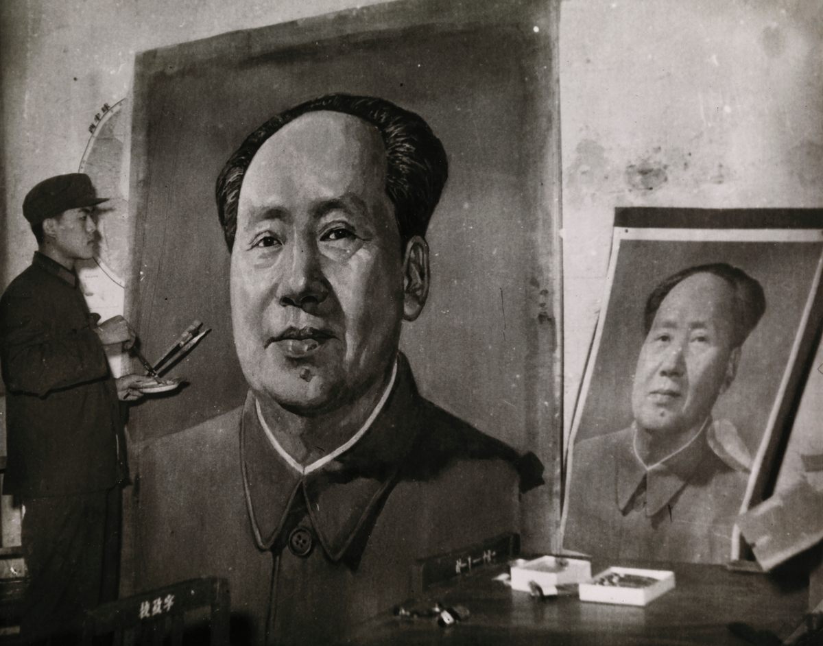 Shaomin Li painting Mao's funeral portrait, 1976.
