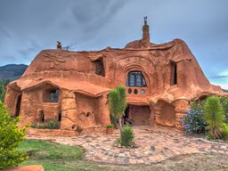 The architect calls the house the "world's largest piece of pottery."