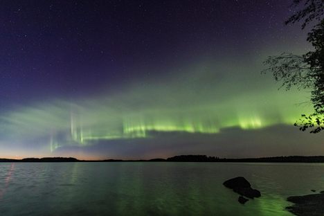 The newly described auroral dunes are visible on the left, next to the more common curtain-like forms.