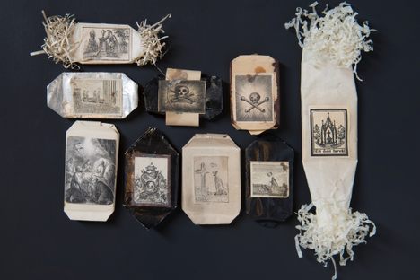 Long fringe and white paper often represented the death of a child, while black paper and short fringe was used for adults.