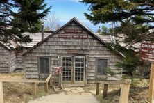 If you want to stay at this old-timey inn, you’ll have to hike there yourself.
