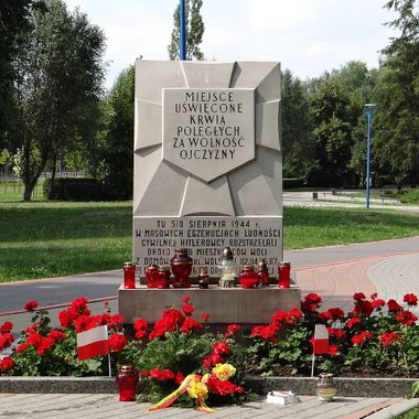 Tchorek plaque at the entrance of Edward Szymanski Park
