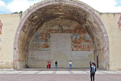 The murals on the open chapel.