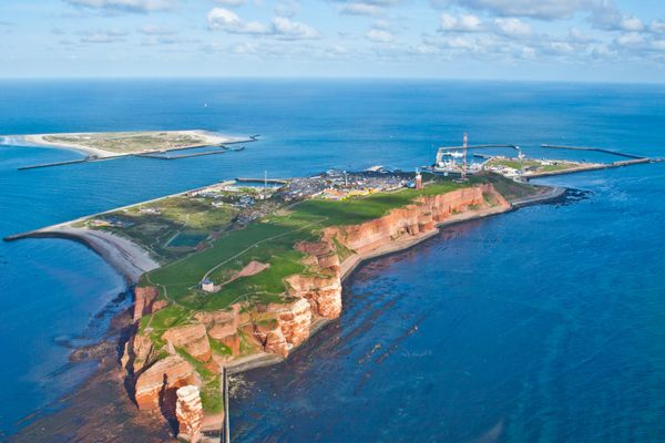 Heligoland (foreground) and Düne beyond.