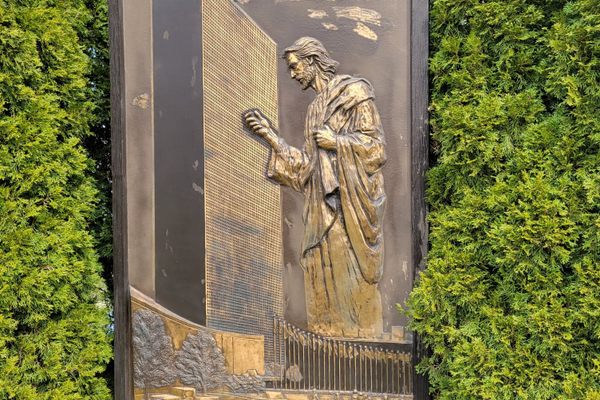 Tall Jesus knocks on the United Nations building