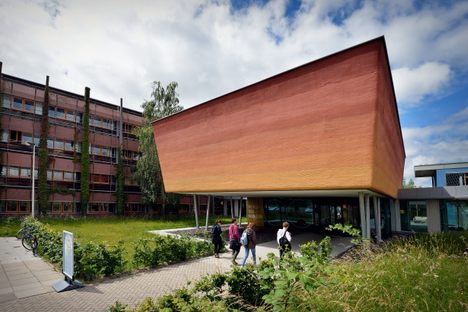 The museum is housed in a building that evokes the soil layers its researchers collect, preserve, and analyze.