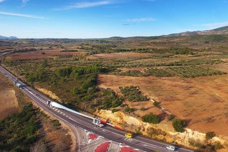 Watch a Wind Turbine Blade Take a Slow, Ungainly Road Trip