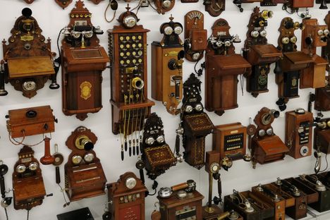 The history of telephones is a story of connection and innovation, from Alexander Graham Bell’s first patent in 1876 to the bulky rotary models of the early 20th century. The Museum of Romanian Records boasts an impressive collection of vintage telephones, showcasing everything from early candlestick phones to mid-century rotary dial models. These devices don’t just tell time—they tell stories of how communication evolved, bridging distances and changing lives one call at a time.