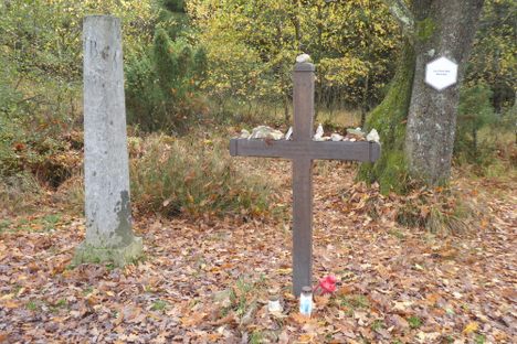 "La Croix des Fiancés" (The Fiancés Cross)