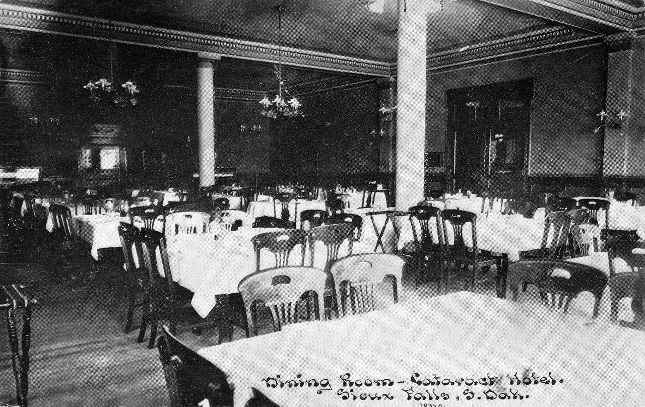 The grand dining room of the Cataract.