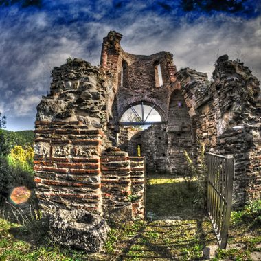 The small chapel still remains stand up on a rock 