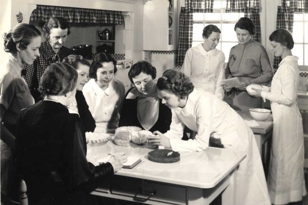 A packed Betty Crocker test kitchen in 1935. 