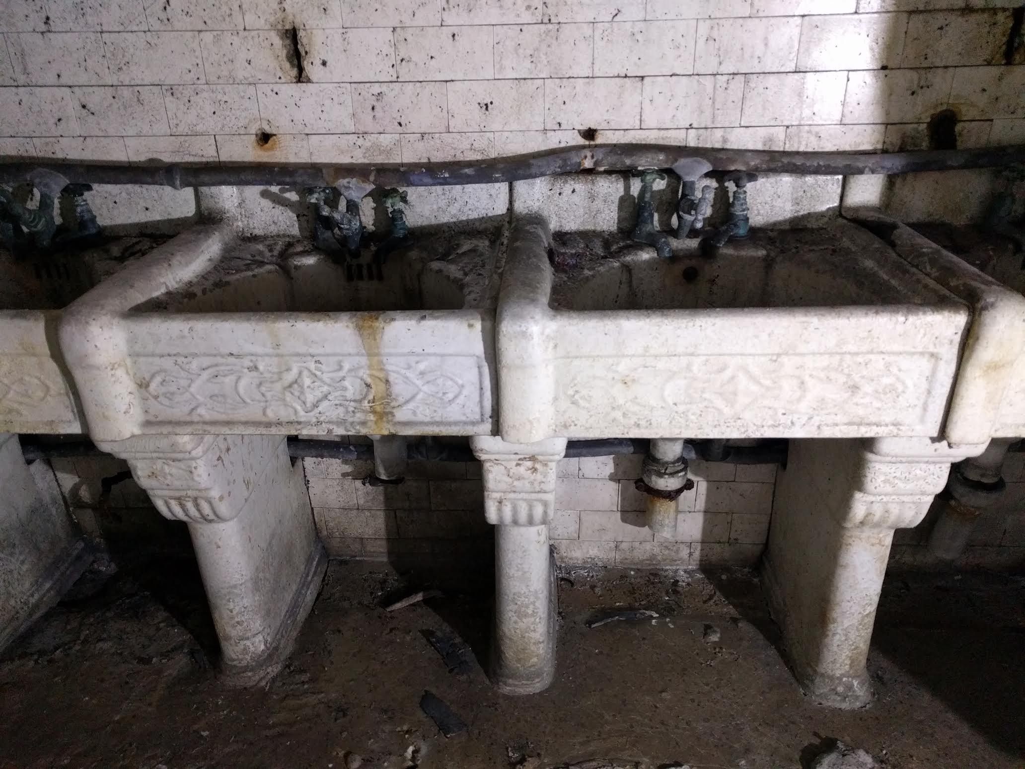 There are 8 ceramic sinks hidden underneath the floor.