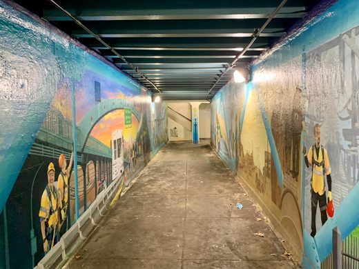 Ben Franklin Bridge Pedestrian Tunnel Mural – Philadelphia, Pennsylvania -  Atlas Obscura