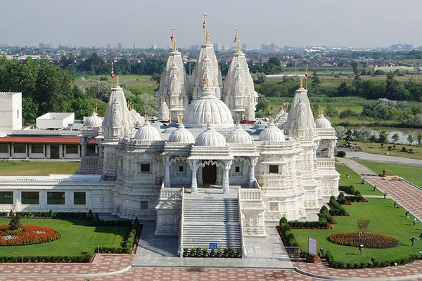 BAPS Shri Swaminarayan Mandir exterior.