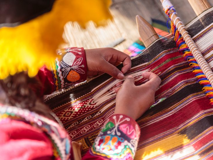 在圣谷中编织传统纺织品的妇女