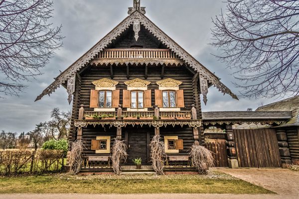 An Alexandrowka house.