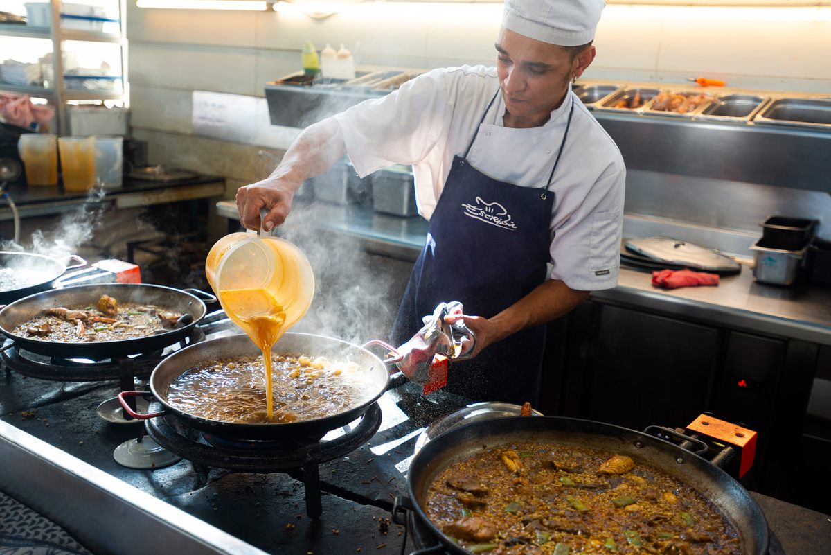 At Xiringuito Escribà, chefs serve up pans of paella and <em>fideuà</em> by the beach.