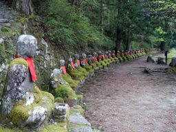 The line of Jizō statues. 