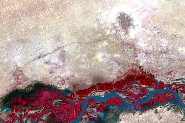 The riparian buffers flanking the Niger River in Timbuktu, Mali, appear in red. 