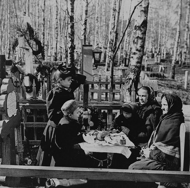 Picnickers in a cemetery in Petrograd in 1919. Hanging out in graveyards is a Russian tradition.