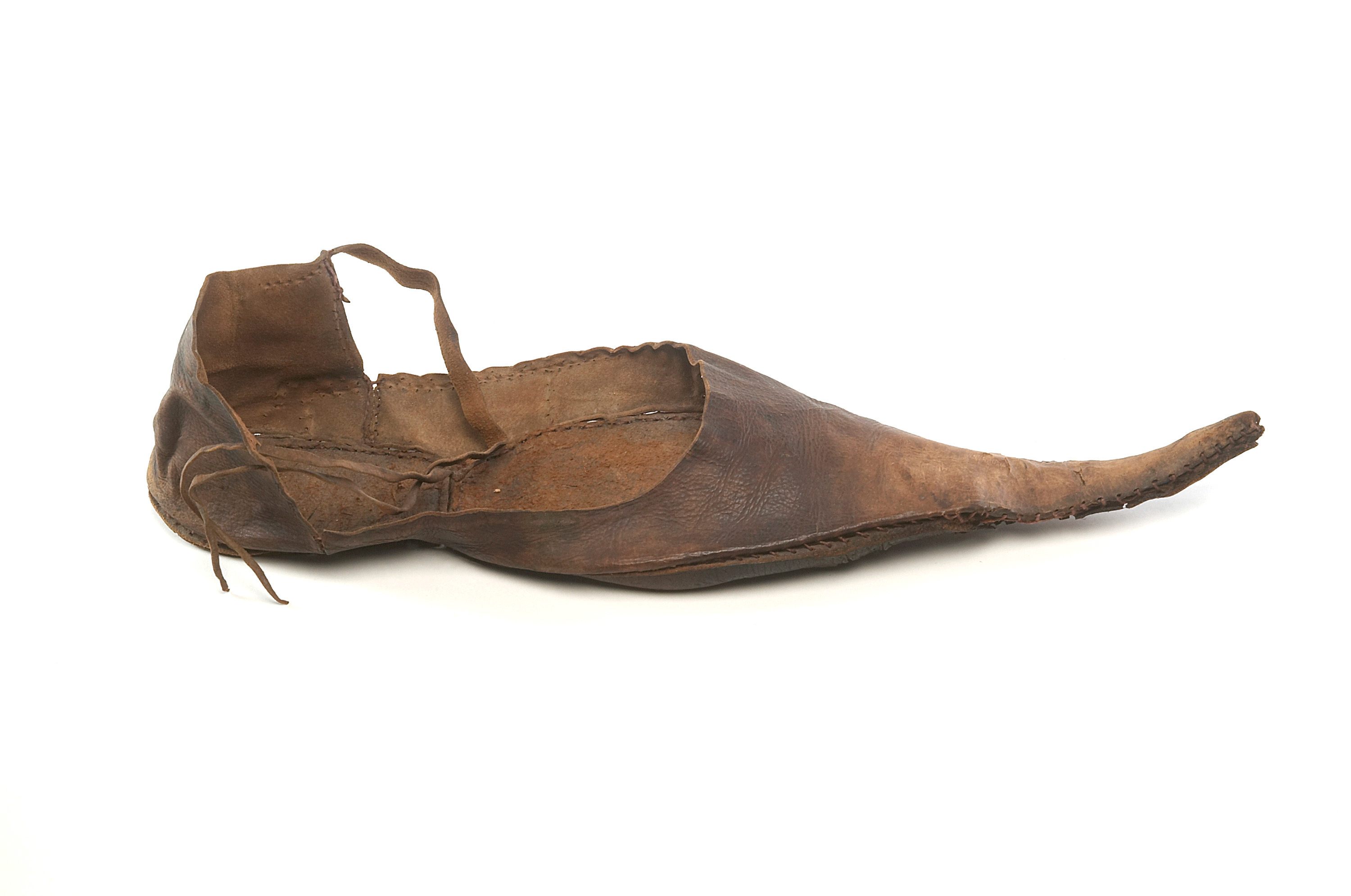 Why Were Medieval Europeans So Obsessed With Long, Pointy Shoes? - Atlas  Obscura