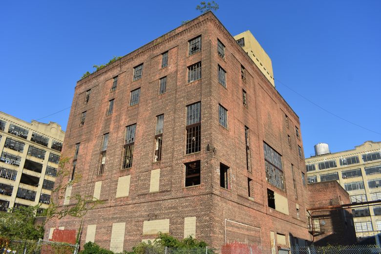 vreemd Gangster Me Jumping Jack' Power Plant – Brooklyn, New York - Atlas Obscura