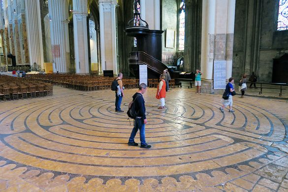 Labyrinth at Chartres Cathedral – Chartres, France - Atlas Obscura