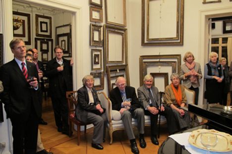 Meeting at the frame museum