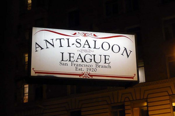 “Anti-Saloon联赛1920年旧金山Est。“看到外面波旁威士忌和标志分支。