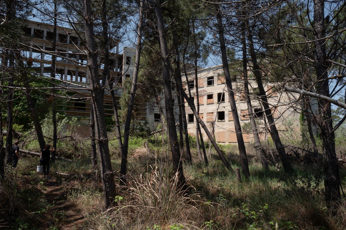 Getting close to the Colonia Varese requires a long seaside walk through shrubs and brambles.