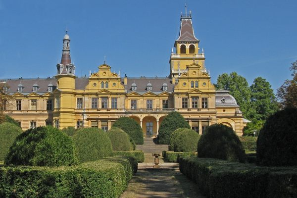 Wenckheim-kastély – Szabadkígyós, Hungary - Atlas Obscura