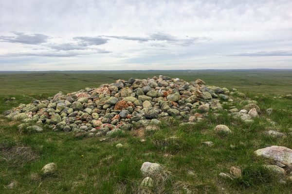 Cairn at centre of wheel